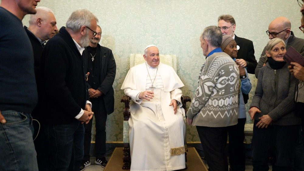 O Papa com os membros do jornal "L'Osservatore di Strada"