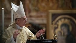Monseñor Georg Gänswein en la misa en memoria de Benedicto XVI en el primer aniversario de su muerte.