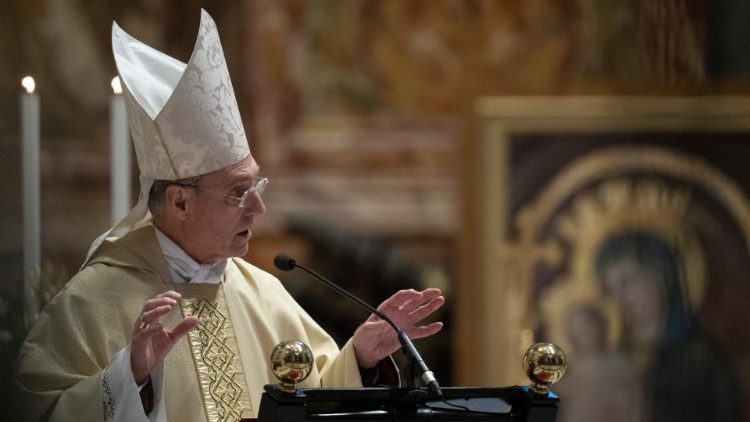 Monseñor Georg Gänswein en la misa en memoria de Benedicto XVI en el primer aniversario de su muerte.