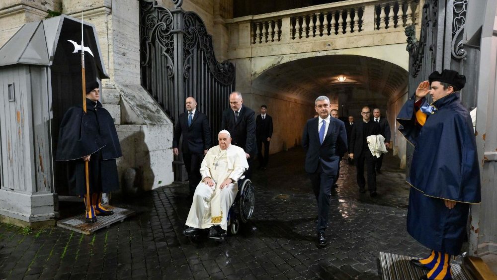 Após a celebração, Papa dirige-se à Praça São Pedro para rezar diante do Presépio