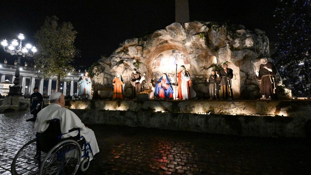 Papa diante do Presépio na Praça São Pedro