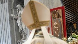 Franziskus im Petersdom mit Marienikone