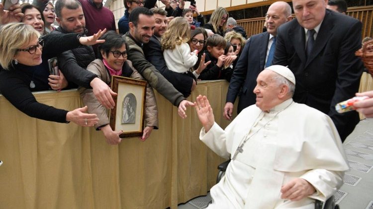 Papa pozdravlja vjernike prisutne na audijenciji