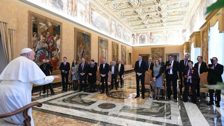 La délégation de la Gesellschaft Katholischer Publizisten Deutschlands qui rassemble des professionnels catholiques des médias, reçue en audience au Vatican par le Pape François jeudi 4 janvier 2024