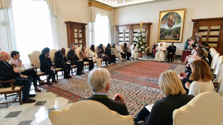 Il Papa con la delegazione di giovani della Fraternité missionnaire des Cités 