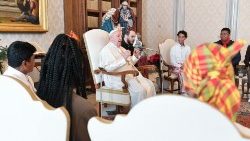 O Papa durante o encontro com a delegação de jovens da Fraternidade Missionária das Cidades