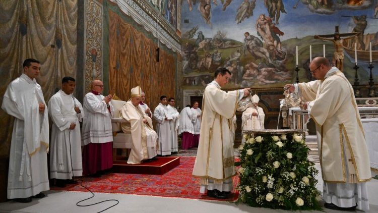 Un momento della celebrazione dei Battesimi nella Cappella Sistina