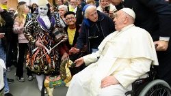 I giostrai della Francia salutano il Papa, accompagnati da suor Geneviéve Jeanningros
