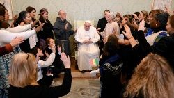 Papst Franziskus mit der Delegation der „Sentinelles de la Sainte Famille". Das inzwischen internationale Frauen-Gebetsnetzwerk entstand 2013 in Belgien