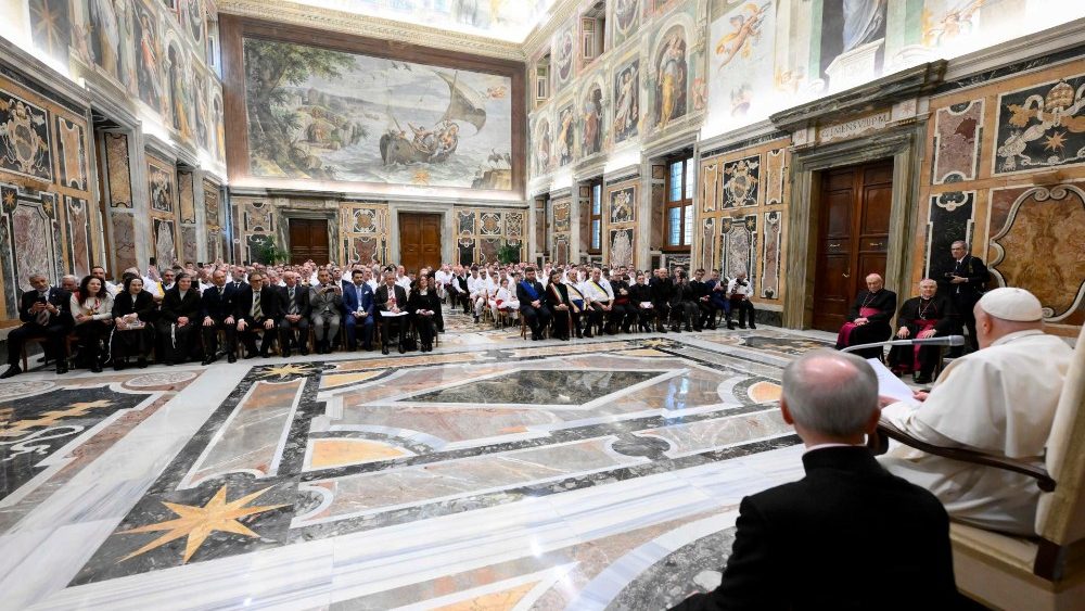 Audiência do Papa à Confraria "Facchini di Santa Rosa" de Viterbo