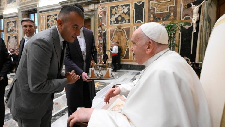 Un modellino della Macchina di Santa Rosa donato al Papa