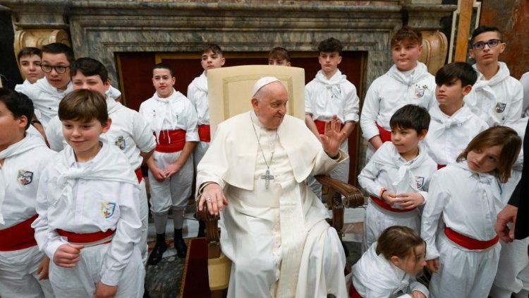 Francisco con algunos niños