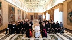 Papst Franziskus gemeinsam mit den Mitgliedern und Studierenden des katholischen Komitees, das für Austausch mit orthodoxen Studenten sorgt
