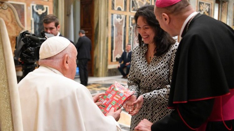 Francesco mentre saluta alcuni partecipanti al simposio organizzato dai vescovi francesi