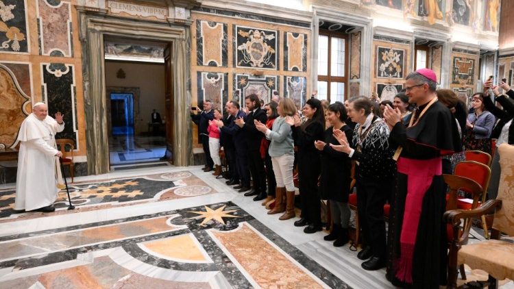Francesco saluta i partecipanti al Simposio “Université des Communicants en Église”