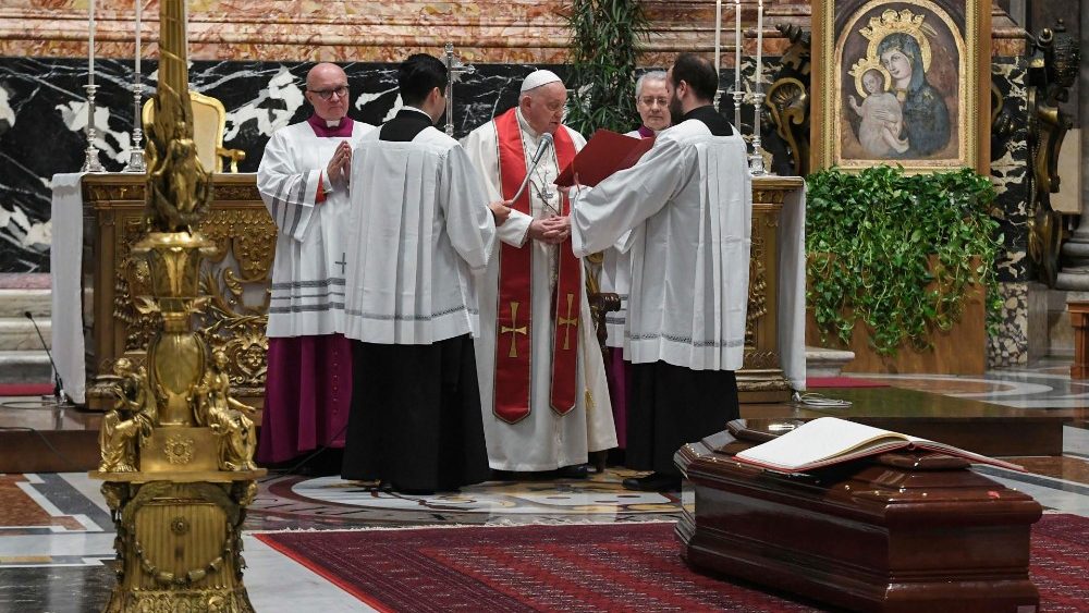 Le esequie del cardinale Sebastiani. Papa Francesco presiede il rito dell’Ultima Commendatio e della Valedictio. 