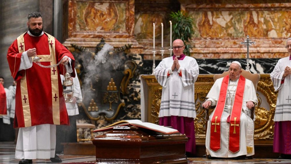 Le esequie del cardinale Sebastiani. Papa Francesco presiede il rito dell’Ultima Commendatio e della Valedictio. 