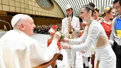 Angelina Fedorchenko podająca Papieżowi Franciszkowi różę podczas audiencji generalnej, 18 stycznia 2024 r.