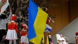 바오로 6세 홀에서 우크라이나 국기를 들고 공연하는 ‘왕실 서커스단’
