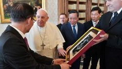 教宗与越南共产党代表团会晤