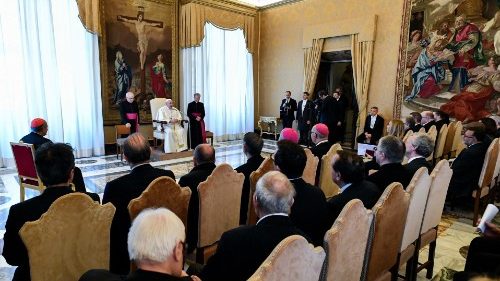 Papež katoliškim univerzam:  Evangeljsko si umazati roke, ko spreminjate svet in služite človeku