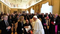 국제가톨릭대학연합회 대표단과 인사하는 교황