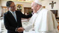 Papa com o Sr. Gustavo Petro, presidente dea República da Colômbia
