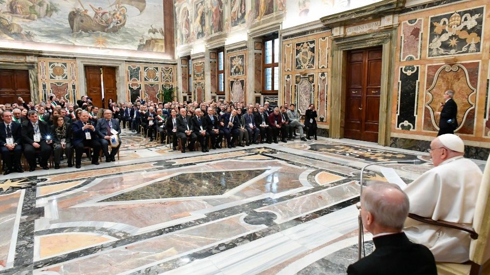 O Papa com os membros da Associação para a Subsidiariedade e Modernização das Entidades Locais italianas (Vatican Media)