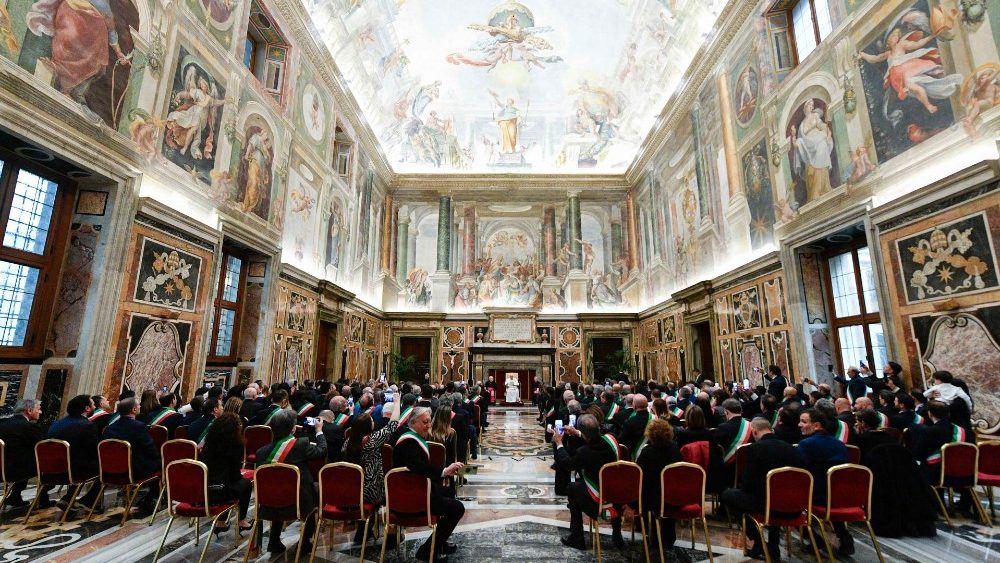 O Papa com os membros da Associação para a Subsidiariedade e Modernização das Entidades Locais italianas (Vatican Media)