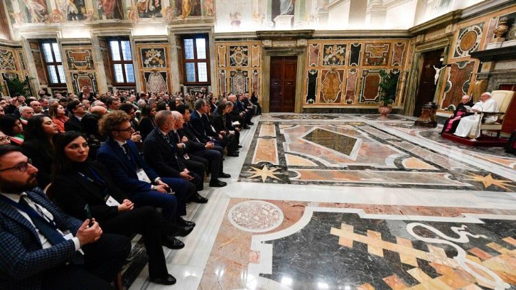 O Papa com os membros da Associação para a Subsidiariedade e Modernização das Entidades Locais italianas (Vatican Media)