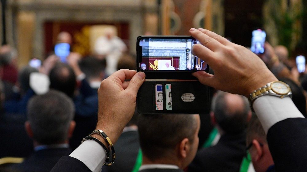 O Papa com os membros da Associação para a Subsidiariedade e Modernização das Entidades Locais italianas (Vatican Media)