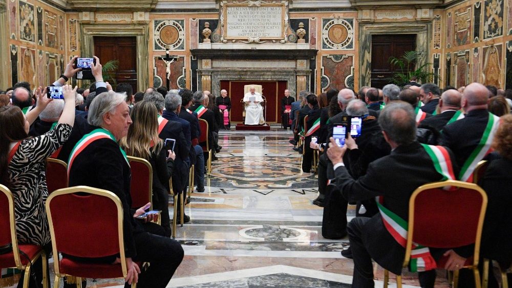 O Papa com os membros da Associação para a Subsidiariedade e Modernização das Entidades Locais italianas (Vatican Media)