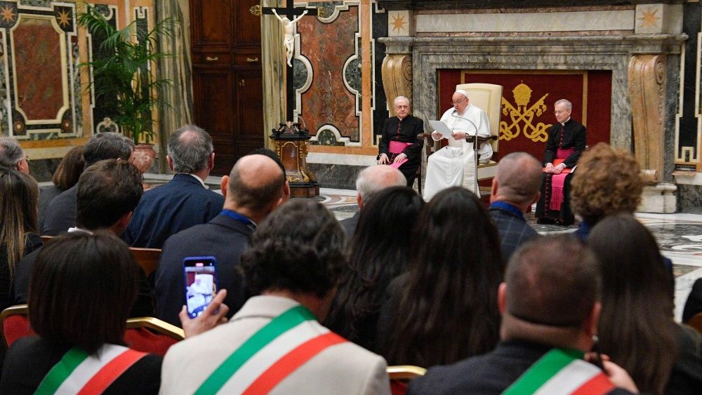 O Papa com os membros da Associação para a Subsidiariedade e Modernização das Entidades Locais italianas (Vatican Media)