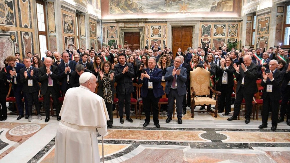 O Papa com os membros da Associação para a Subsidiariedade e Modernização das Entidades Locais italianas (Vatican Media)