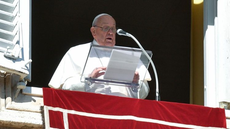 Papst Franziskus beim Angelus