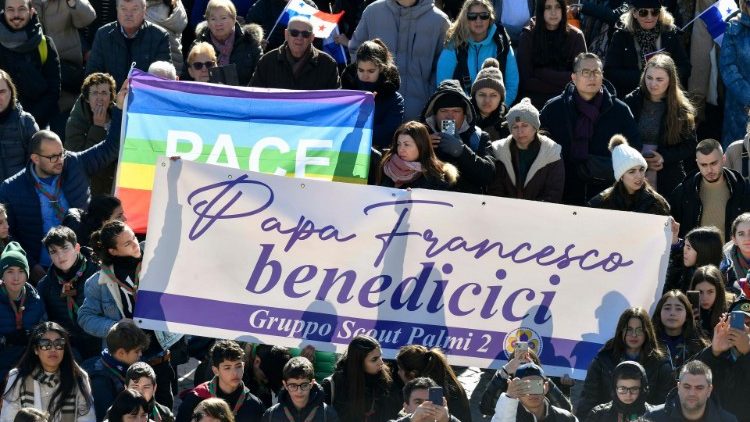 Fiéis na Praça São Pedro rezam o Angelus com o Papa Francisco (Vatican Media)