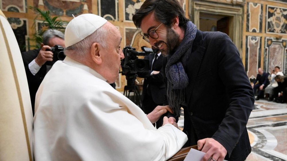 Il Papa saluta il presidente dell'Aigav, Loup Besmond de Senneville