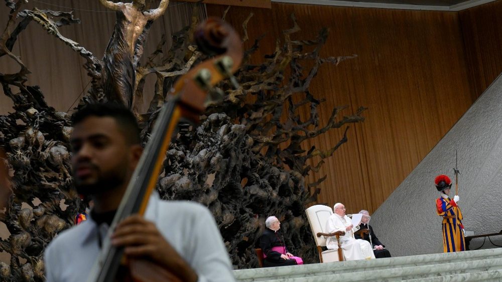 Jovens músicos da Orquestra Maré do Amanhã, durante a Audiência Geral com o Papa Francisco 