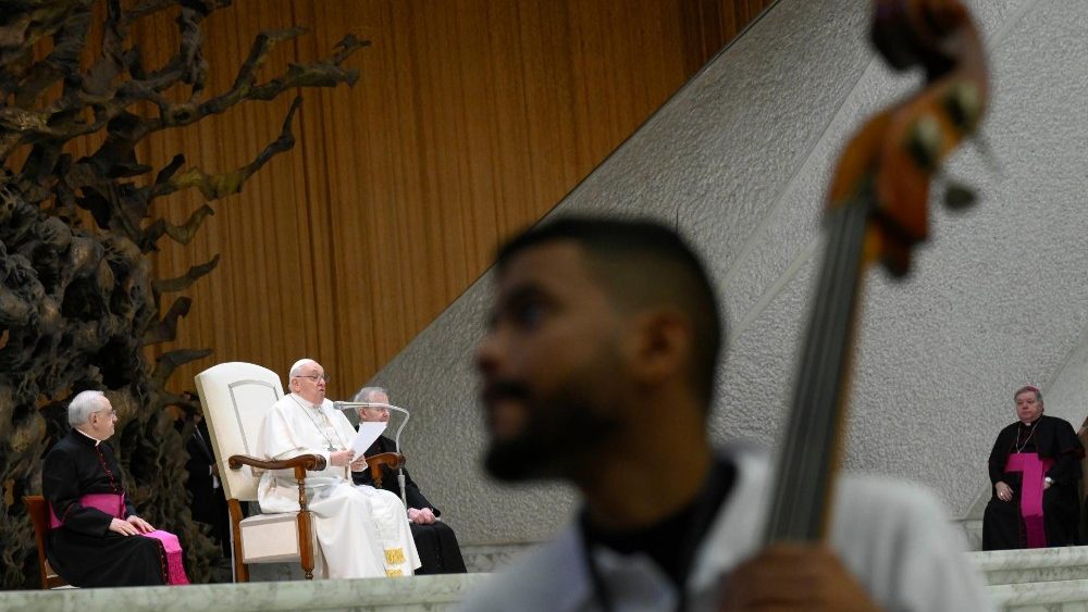 Jovens músicos da Orquestra Maré do Amanhã, durante a Audiência Geral com o Papa Francisco 