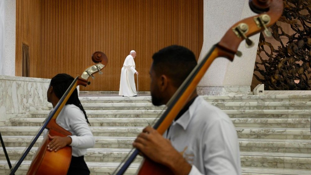 Jovens músicos da Orquestra Maré do Amanhã, durante a Audiência Geral com o Papa Francisco 