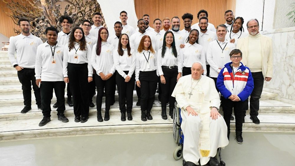Jovens músicos da Orquestra Maré do Amanhã, durante a Audiência Geral com o Papa Francisco 