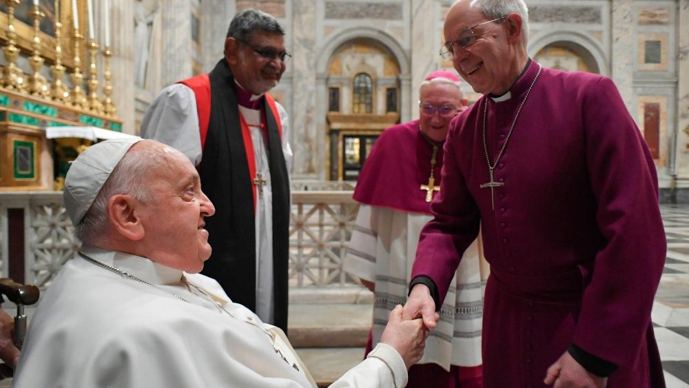 Папа падчас малітвы нешпараў у базіліцы святога Паўла за Мурамі