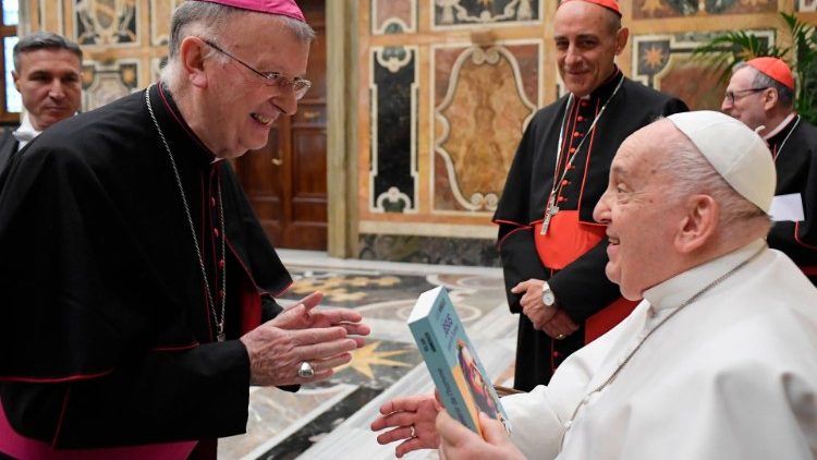 Le Pape avec les participants de l'assemblée plénière du dicastère pour la Doctrine de la Foi, sous le regard de Mgr Victor Manuel Fernandez, préfet du dicastère. 