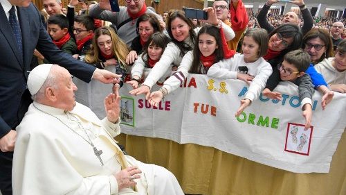 Папа встретился с детьми, готовящимися к миропомазанию