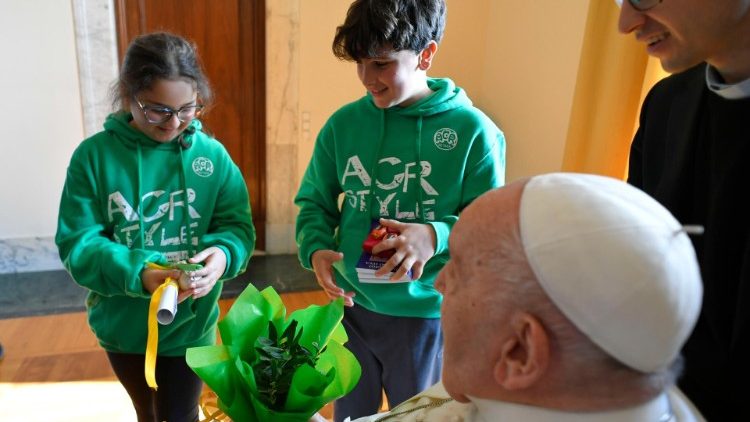Francisco junto a los chicos de Acción Católica minutos antes de pronunciar su alocución previa al Ángelus. 