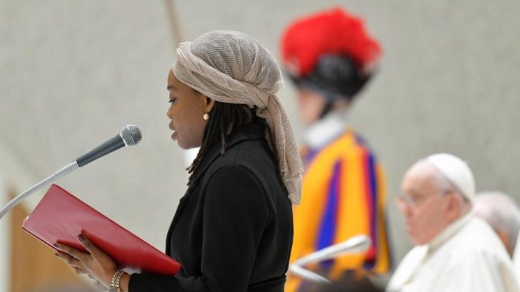 Eine Kollegin von Radio Vatikan hält die französischsprachige Lesung