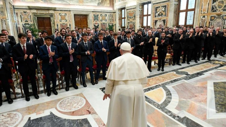 Le Pape a reçu la communauté du séminaire de Madrid en Espagne, le 3 février 2024, en salle Clémentine du Palais apostolique. 