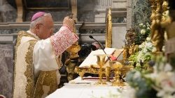 L'arcivescovo Peña Parra celebra la Messa per la memoria liturgica di Sant'Andrea Corsini a San Giovanni in Laterano