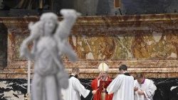 Kardinal Parolin bei der Messe im Petersdom