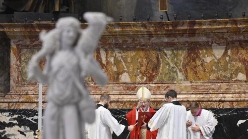 Parolin zu Priestern: Die verwundete Menschheit begleiten